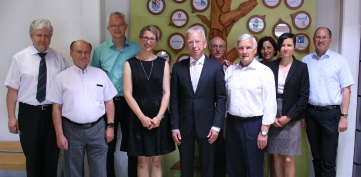 Der Vorstand des Fördervereins im Juni 2016 mit dem Laufer Bürgermeister Benedikt Bisping. Im Hintergrund ist der Förderbaum des Vereins zu sehen. Jeder Spender erhält ein Blatt für ein Logo.