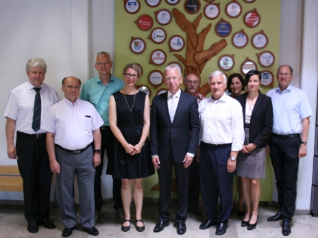 Der Vorstand des Fördervereins im Juni 2016 mit dem Laufer Bürgermeister Benedikt Bisping. Im Hintergrund ist der Förderbaum des Vereins zu sehen. Jeder Spender erhält ein Blatt für ein Logo.